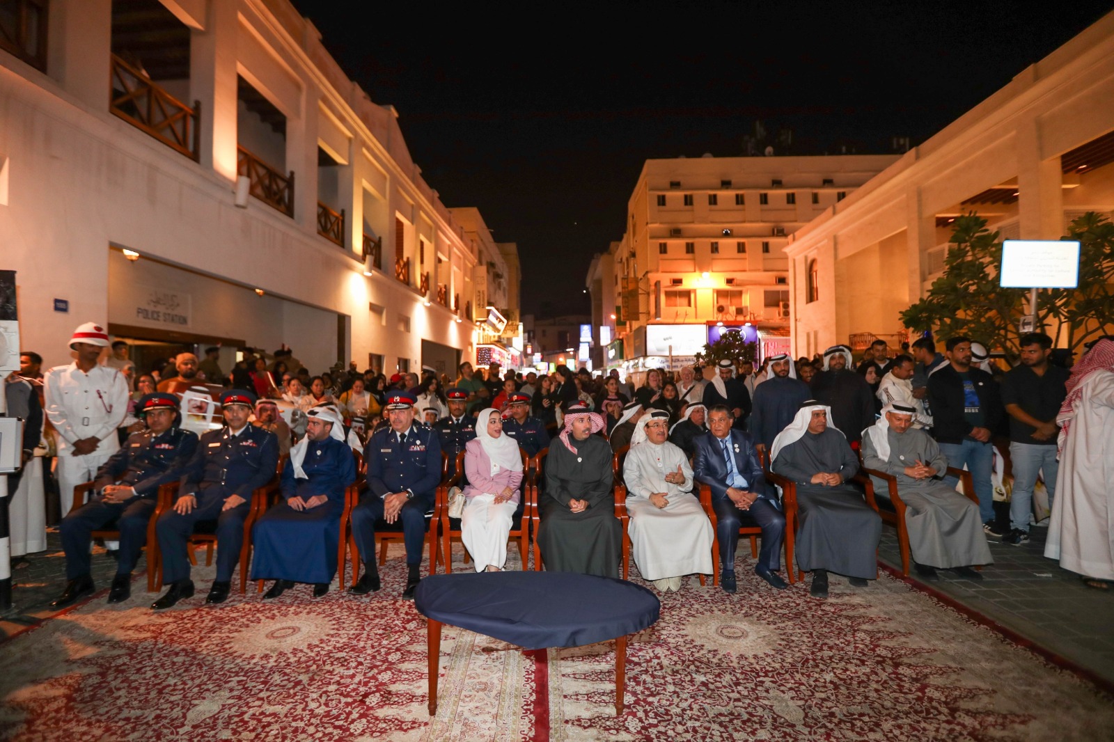 بحضور وزيرة السياحة محافظ العاصمة يشهد طابور شرطة البحرين بالمحافظة <